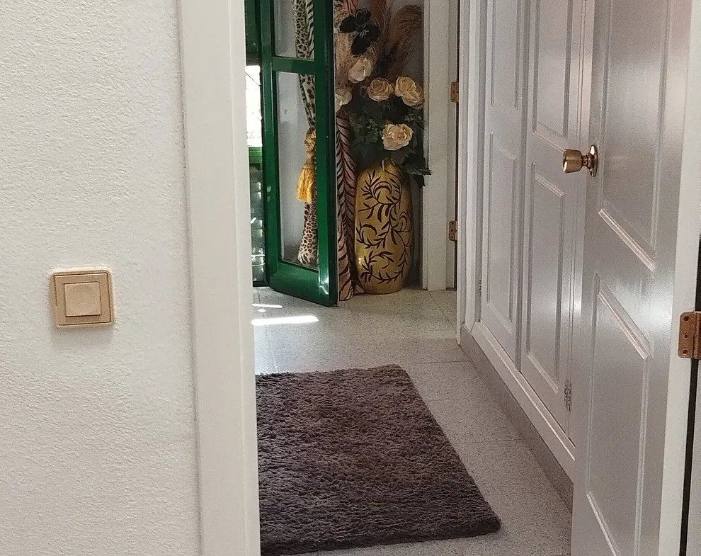 Umeblowany dom narożny z ogrodem i tarasem w San Fernando