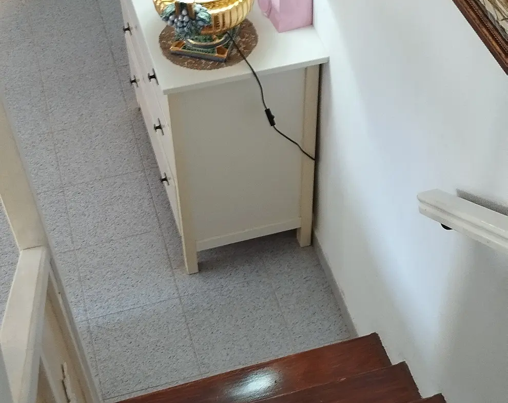 Umeblowany dom narożny z ogrodem i tarasem w San Fernando