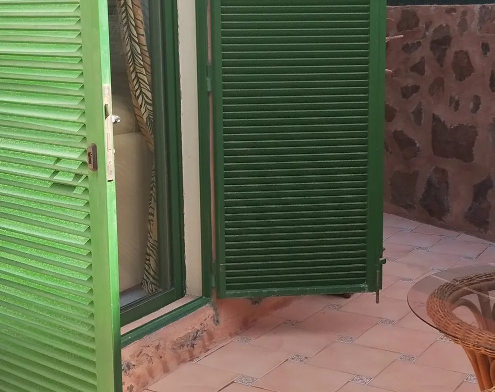 Umeblowany dom narożny z ogrodem i tarasem w San Fernando