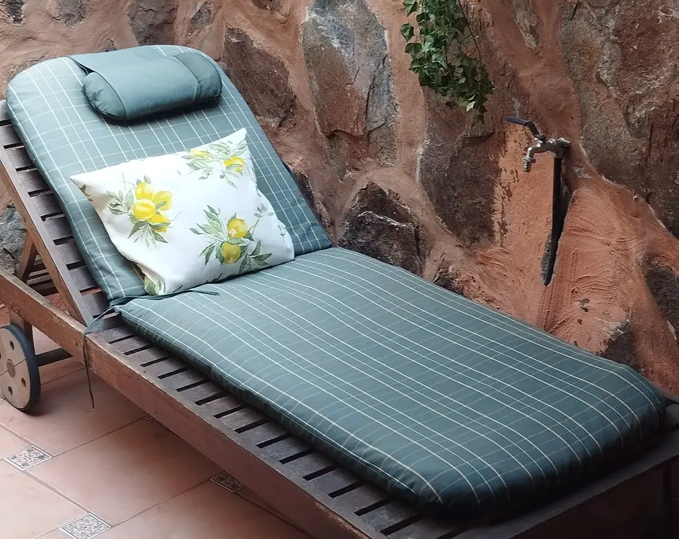 Umeblowany dom narożny z ogrodem i tarasem w San Fernando