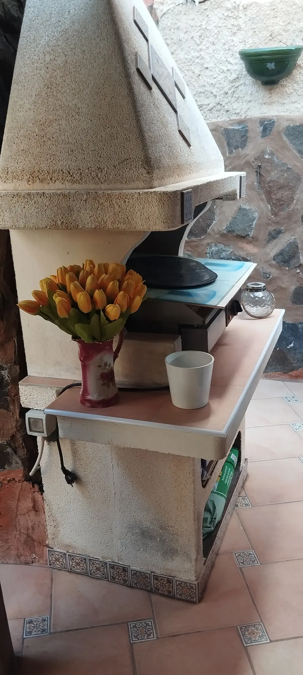 57 Umeblowany dom narożny z ogrodem i tarasem w San Fernando