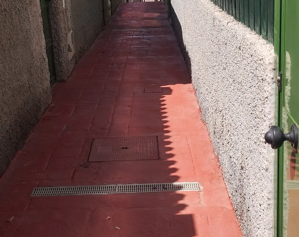 Umeblowany dom narożny z ogrodem i tarasem w San Fernando