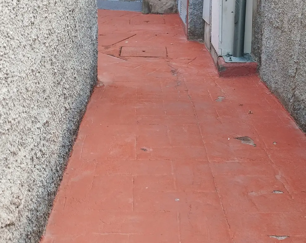 Umeblowany dom narożny z ogrodem i tarasem w San Fernando