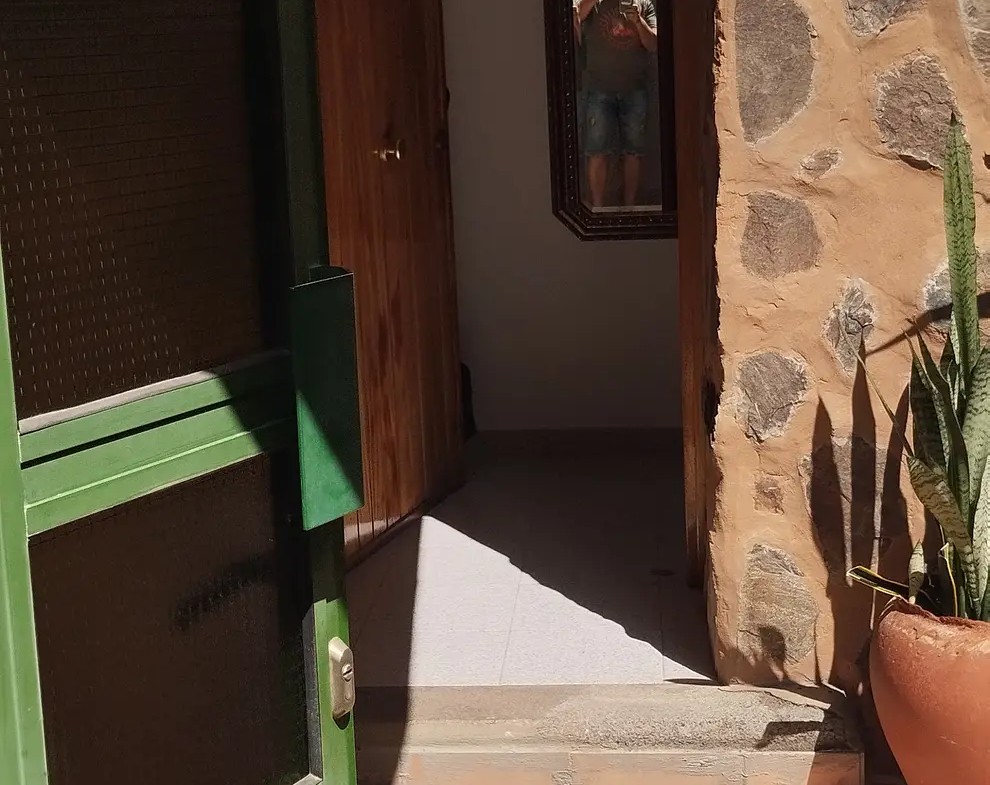 Umeblowany dom narożny z ogrodem i tarasem w San Fernando