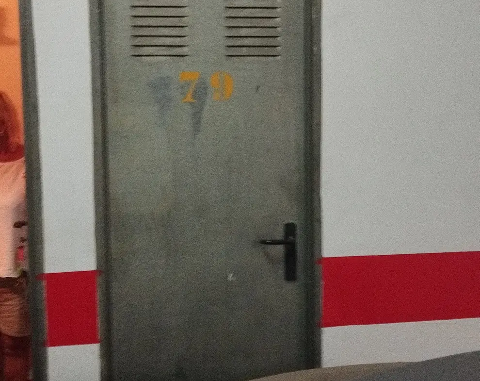 Umeblowany dom narożny z ogrodem i tarasem w San Fernando